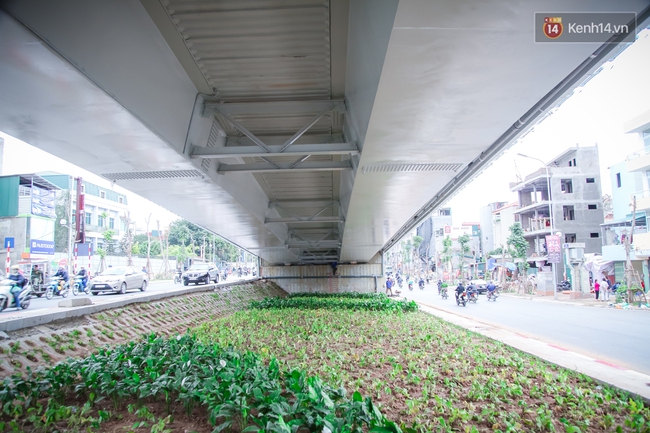 Ch&ugrave;m ảnh: Cầu vượt th&eacute;p 135 tỷ tr&ecirc;n con đường đắt đỏ nhất Thủ đ&ocirc; trước ng&agrave;y th&ocirc;ng xe - Ảnh 8.