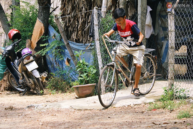 Cậu học trò nghèo gắn ống nhựa vào đôi tay cụt để vẽ ước mơ đời mình - Ảnh 11.