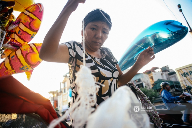 C&ocirc; b&eacute; bị lở lo&eacute;t khắp người vẫn h&agrave;ng ng&agrave;y theo mẹ đi b&aacute;n b&oacute;ng bay ở H&agrave; Nội giờ ra sao? - Ảnh 9.