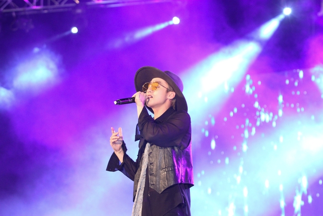 Sơn T&ugrave;ng nổi bật với c&acirc;y đen, Hương Giang Idol n&oacute;ng bỏng trong đ&ecirc;m nhạc - Ảnh 2.