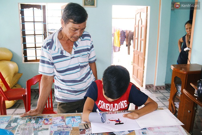 Cậu học trò nghèo gắn ống nhựa vào đôi tay cụt để vẽ ước mơ đời mình - Ảnh 3.