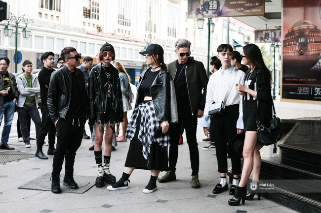 Street style ngày 2 Vietnam International Fashion Week: Giới trẻ Hà Nội bắt đầu bung lụa hơn ngày đầu - Ảnh 19.