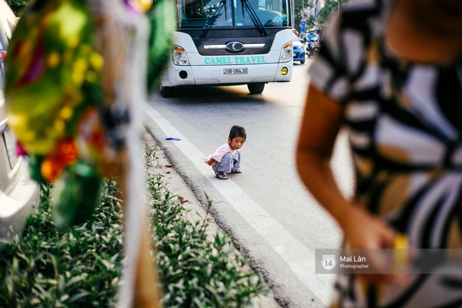 C&ocirc; b&eacute; bị lở lo&eacute;t khắp người vẫn h&agrave;ng ng&agrave;y theo mẹ đi b&aacute;n b&oacute;ng bay ở H&agrave; Nội giờ ra sao? - Ảnh 5.