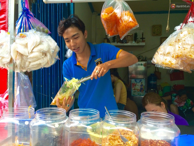 Cũng là món ăn vặt nhưng vì sao bánh tráng trộn ở Sài Gòn chưa bao giờ bão hòa? - Ảnh 3.