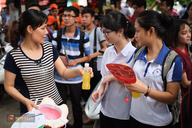 Thí sinh kết thúc buổi thi môn Văn, nhiều người bất ngờ vì đoán sai đề - Ảnh 21.