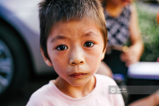 C&ocirc; b&eacute; bị lở lo&eacute;t khắp người vẫn h&agrave;ng ng&agrave;y theo mẹ đi b&aacute;n b&oacute;ng bay ở H&agrave; Nội giờ ra sao? - Ảnh 7.
