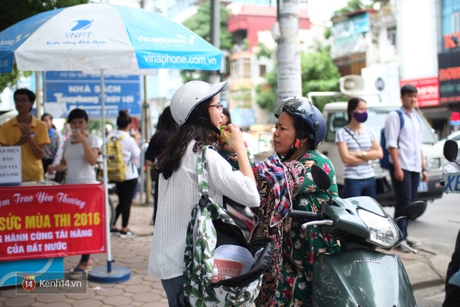 Th&iacute; sinh kết th&uacute;c buổi thi m&ocirc;n Văn, nhiều người bất ngờ v&igrave; đo&aacute;n sai đề - Ảnh 25.