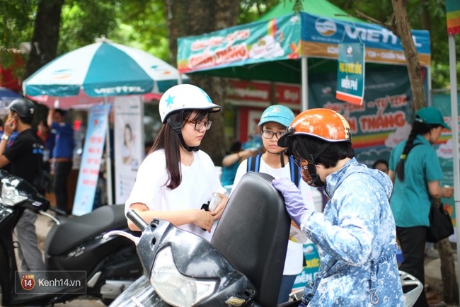 Th&iacute; sinh kết th&uacute;c buổi thi m&ocirc;n Văn, nhiều người bất ngờ v&igrave; đo&aacute;n sai đề - Ảnh 26.