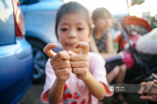 C&ocirc; b&eacute; bị lở lo&eacute;t khắp người vẫn h&agrave;ng ng&agrave;y theo mẹ đi b&aacute;n b&oacute;ng bay ở H&agrave; Nội giờ ra sao? - Ảnh 4.