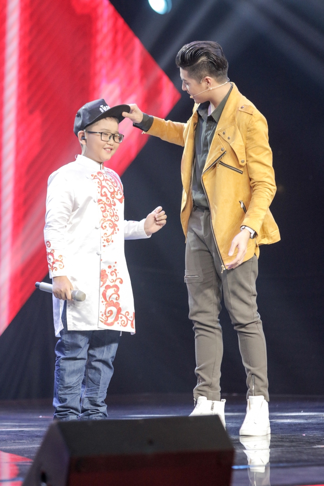 The Voice Kids: Noo Phước Thịnh rơi nước mắt khi nghe hot boy nh&iacute; h&aacute;t về mẹ - Ảnh 16.
