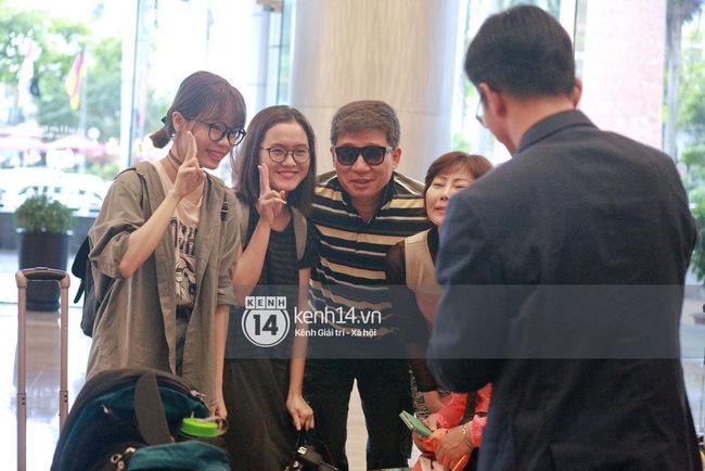 Bố mẹ Xiumin rời khách sạn, vui vẻ chụp ảnh lưu niệm cùng fan Việt - Ảnh 4.