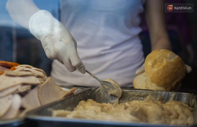Ổ bánh mì 5.000 đồng độc nhất ở Sài Gòn: bánh thì rẻ nhưng tình người thì đắt! - Ảnh 8.