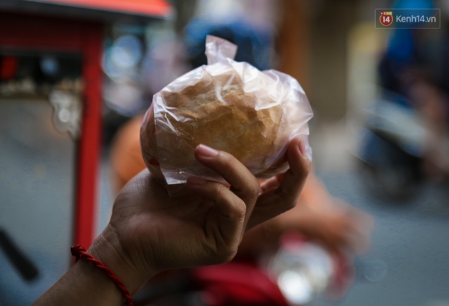 Ổ bánh mì 5.000 đồng độc nhất ở Sài Gòn: bánh thì rẻ nhưng tình người thì đắt! - Ảnh 10.