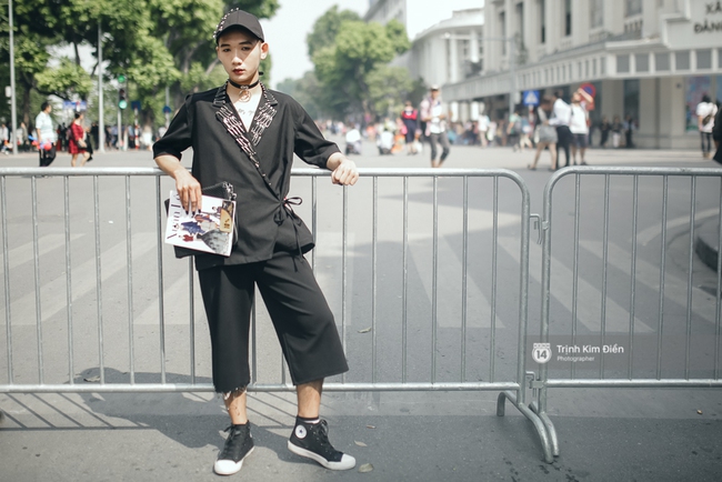 Street style ngày 5 VIFW: Mâu Thủy chơi lầy, đội mấn đạp xe trên phố cực lạ - Ảnh 16.