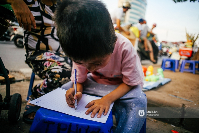 C&ocirc; b&eacute; bị lở lo&eacute;t khắp người vẫn h&agrave;ng ng&agrave;y theo mẹ đi b&aacute;n b&oacute;ng bay ở H&agrave; Nội giờ ra sao? - Ảnh 14.