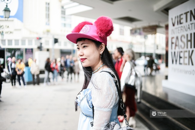 Street style ngày 2 Vietnam International Fashion Week: Giới trẻ Hà Nội bắt đầu bung lụa hơn ngày đầu - Ảnh 15.