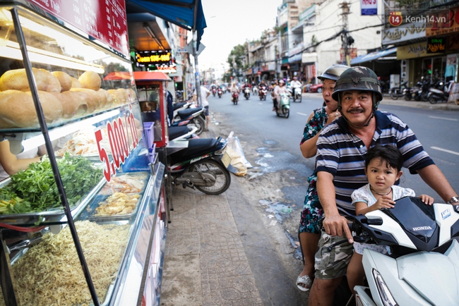 Ổ bánh mì 5.000 đồng độc nhất ở Sài Gòn: bánh thì rẻ nhưng tình người thì đắt! - Ảnh 11.