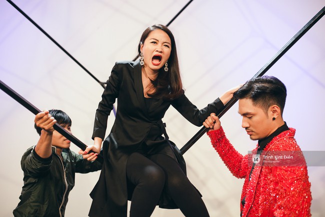 Clip: Gi&aacute;m khảo H&agrave; Đỗ, L&yacute; Qu&iacute; Kh&aacute;nh m&eacute;o mặt tạo d&aacute;ng tr&ecirc;n kh&ocirc;ng - Ảnh 2.