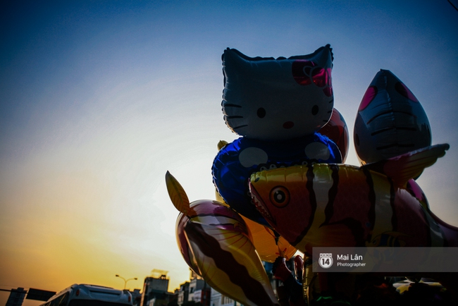 C&ocirc; b&eacute; bị lở lo&eacute;t khắp người vẫn h&agrave;ng ng&agrave;y theo mẹ đi b&aacute;n b&oacute;ng bay ở H&agrave; Nội giờ ra sao? - Ảnh 10.