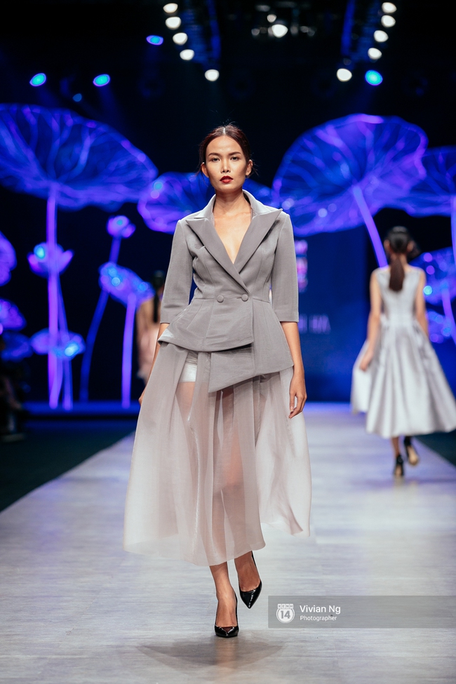 VIFW 2016 ngày 2: Khi mẫu U70, mẫu nhí lẫn bà bầu đổ bộ runway - Ảnh 63.