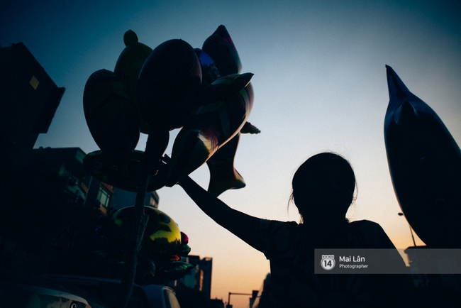 C&ocirc; b&eacute; bị lở lo&eacute;t khắp người vẫn h&agrave;ng ng&agrave;y theo mẹ đi b&aacute;n b&oacute;ng bay ở H&agrave; Nội giờ ra sao? - Ảnh 11.