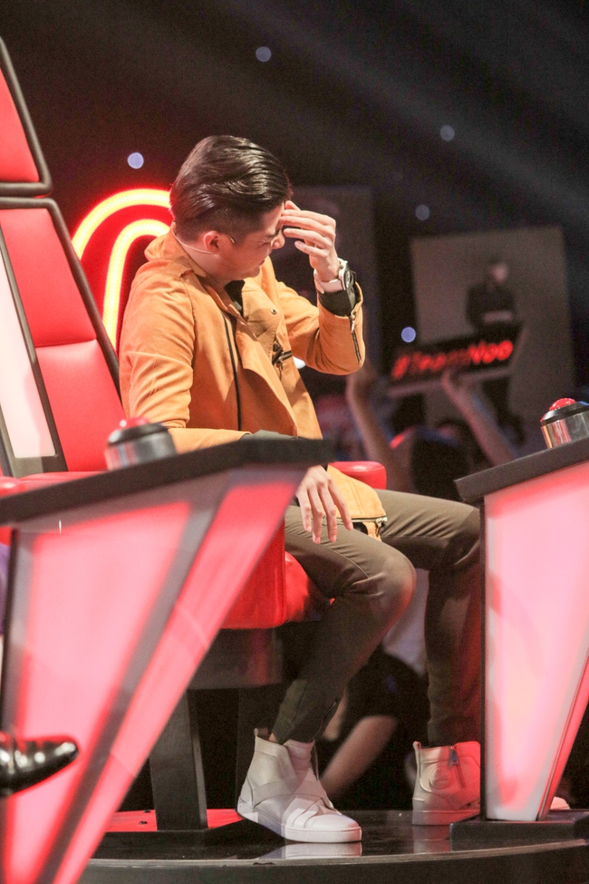 The Voice Kids: Noo Phước Thịnh rơi nước mắt khi nghe hot boy nh&iacute; h&aacute;t về mẹ - Ảnh 29.