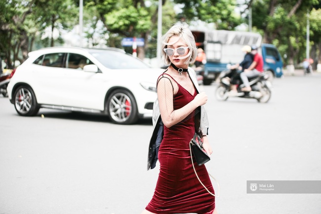 Street style ngày 2 Vietnam International Fashion Week: Giới trẻ Hà Nội bắt đầu bung lụa hơn ngày đầu - Ảnh 30.