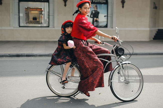 Street style ngày 5 VIFW: Mâu Thủy chơi lầy, đội mấn đạp xe trên phố cực lạ - Ảnh 5.