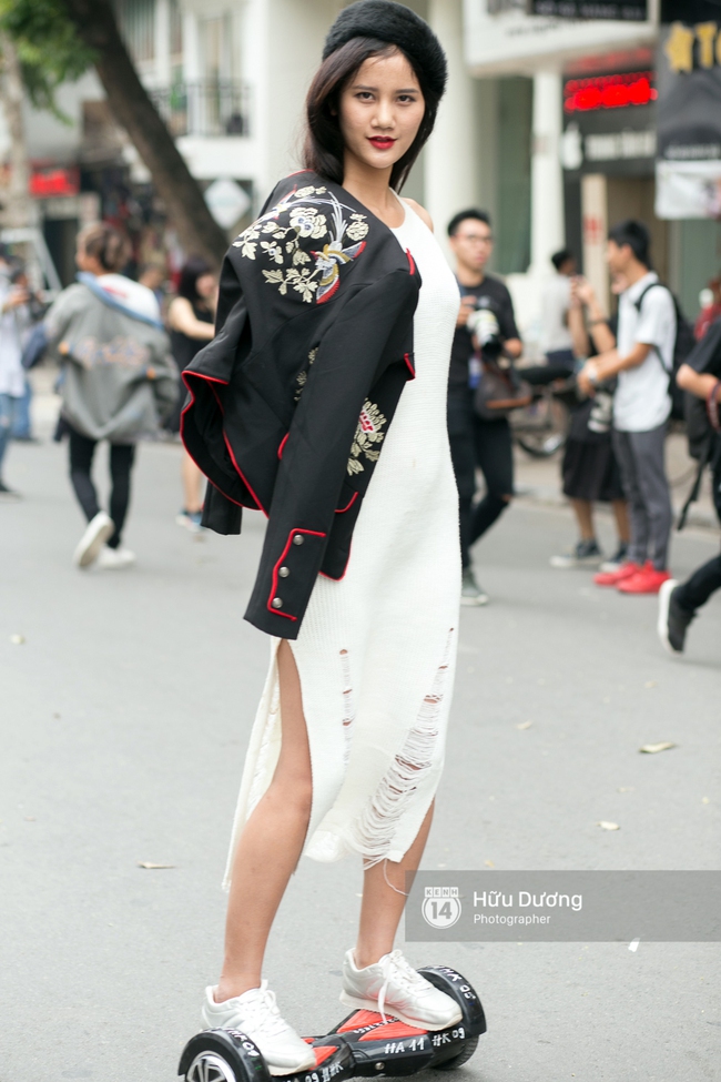 Street style ngày cuối VIFW: Trang Khiếu nổi bật nhất hội với set đồ đỏ rực rỡ - Ảnh 4.