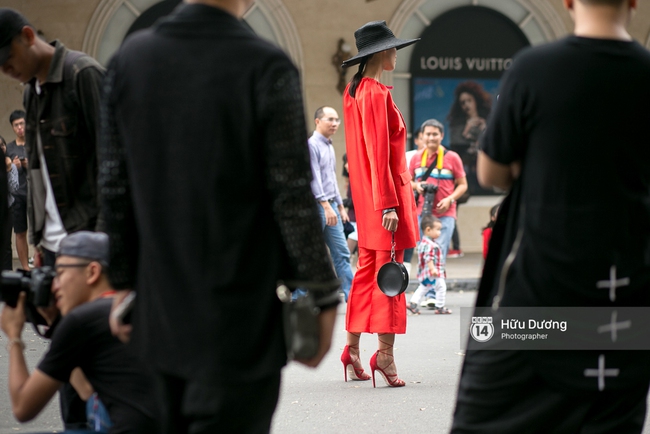 Street style ngày cuối VIFW: Trang Khiếu nổi bật nhất hội với set đồ đỏ rực rỡ - Ảnh 2.
