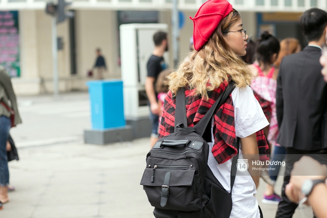 Street style ngày cuối VIFW: Trang Khiếu nổi bật nhất hội với set đồ đỏ rực rỡ - Ảnh 14.