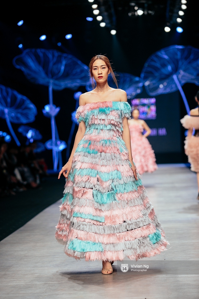 VIFW 2016 ngày 2: Khi mẫu U70, mẫu nhí lẫn bà bầu đổ bộ runway - Ảnh 73.