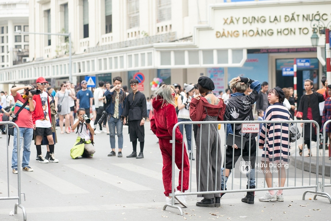 Street style ngày cuối VIFW: Trang Khiếu nổi bật nhất hội với set đồ đỏ rực rỡ - Ảnh 5.