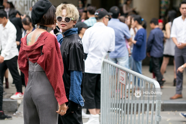 Street style ngày cuối VIFW: Trang Khiếu nổi bật nhất hội với set đồ đỏ rực rỡ - Ảnh 6.