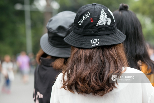 Street style ngày cuối VIFW: Trang Khiếu nổi bật nhất hội với set đồ đỏ rực rỡ - Ảnh 16.