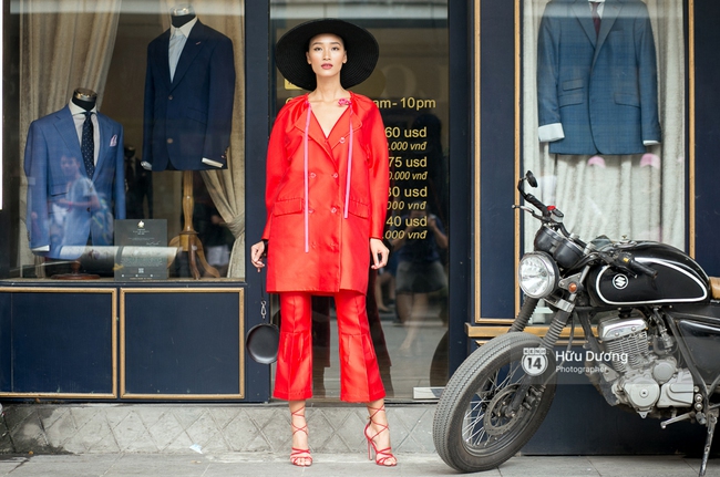 Street style ngày cuối VIFW: Trang Khiếu nổi bật nhất hội với set đồ đỏ rực rỡ - Ảnh 1.