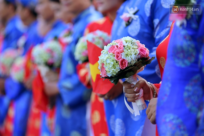 Đoàn mô tô và CSGT hộ tống 100 đôi uyên ương trong ngày cưới tập thể ở Sài Gòn - Ảnh 3.
