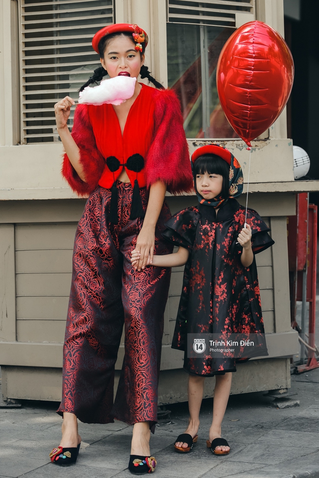 Street style ngày 5 VIFW: Mâu Thủy chơi lầy, đội mấn đạp xe trên phố cực lạ - Ảnh 6.