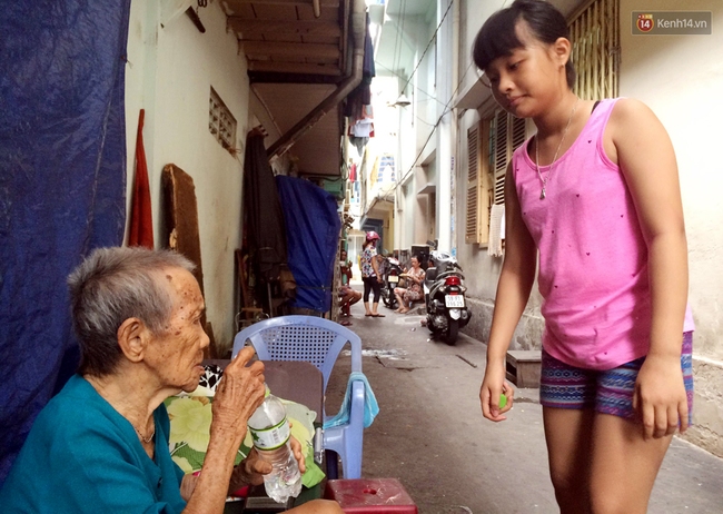 Chuyện một cụ bà không nhà được người dân trong con hẻm nhỏ Sài Gòn cưu mang - Ảnh 3.