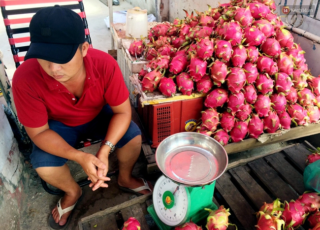 Được mùa mất giá, thanh long rẻ bèo chất đầy vỉa hè Sài Gòn nhưng chẳng ai mua - Ảnh 6.