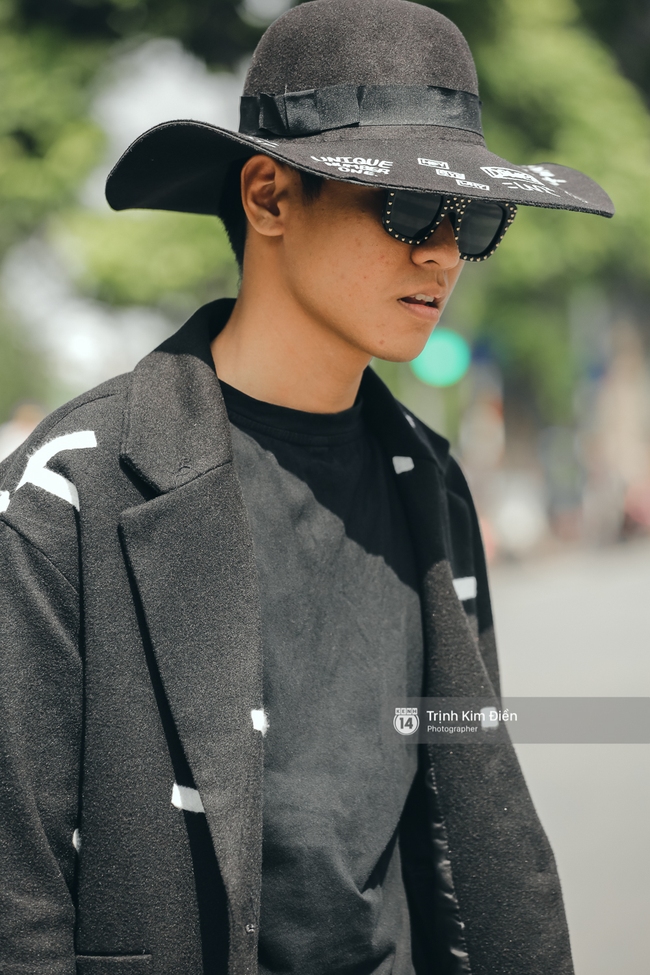 Street style ngày 5 VIFW: Mâu Thủy chơi lầy, đội mấn đạp xe trên phố cực lạ - Ảnh 18.