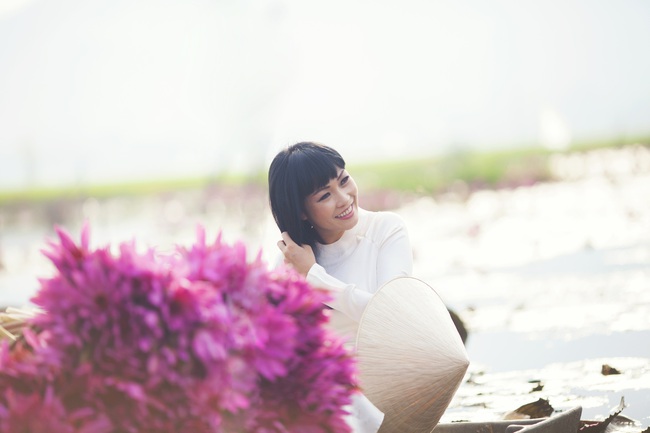 Phương Thanh diện &aacute;o d&agrave;i trắng nền n&atilde; trong MV mới - Ảnh 7.