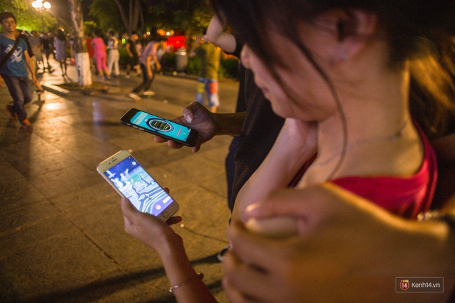 Mới mở cửa ở Việt Nam 1 ngày, người người nhà nhà đã rủ nhau bắt Pokémon GO ở khắp nơi rồi đây này! - Ảnh 2.