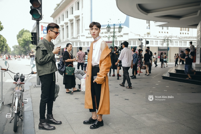 Street style ngày 5 VIFW: Mâu Thủy chơi lầy, đội mấn đạp xe trên phố cực lạ - Ảnh 23.