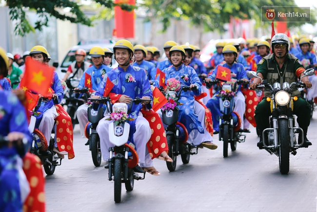 Đoàn mô tô và CSGT hộ tống 100 đôi uyên ương trong ngày cưới tập thể ở Sài Gòn - Ảnh 6.