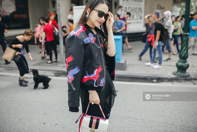 Street style ngày 5 VIFW: Mâu Thủy chơi lầy, đội mấn đạp xe trên phố cực lạ - Ảnh 12.