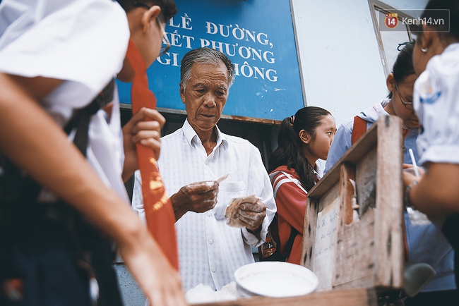 Ông già kẹo chỉ và dư vị của món ăn tuổi thơ ngỡ đã biến mất ở Sài Gòn - Ảnh 10.