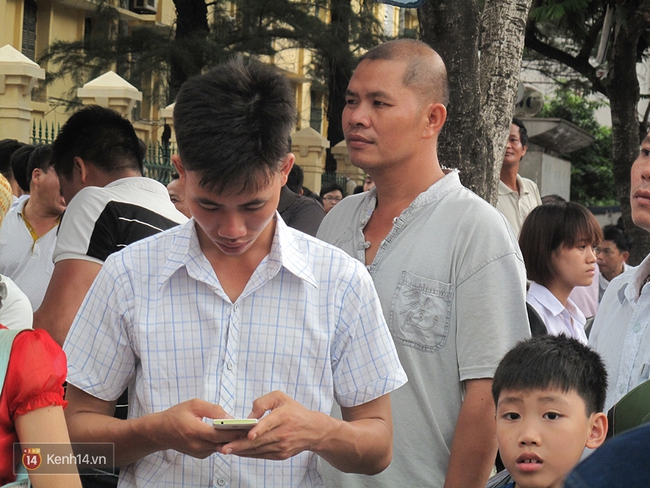 Phụ huynh v&agrave; SV t&igrave;nh nguyện dầm dưới mưa chờ th&iacute; sinh ho&agrave;n tất m&ocirc;n Vật l&yacute; - Ảnh 23.