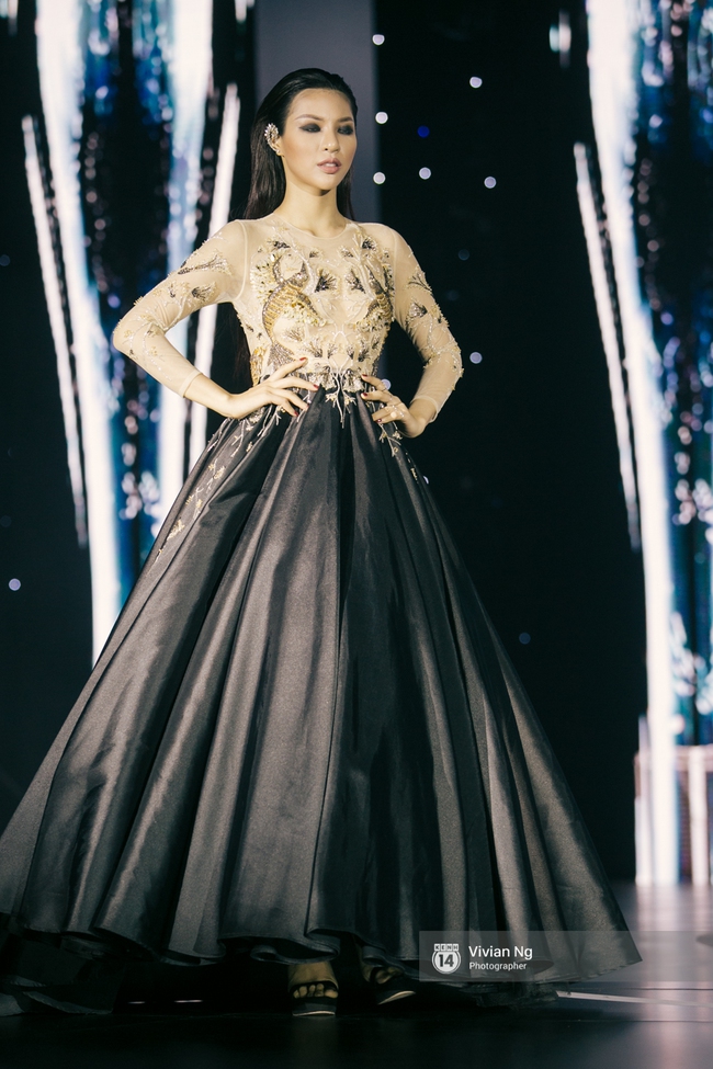 Những h&igrave;nh ảnh đẹp trong 2 m&agrave;n tr&igrave;nh diễn thời trang của Đ&ecirc;m Hội Ch&acirc;n D&agrave;i 10 - Ảnh 24.