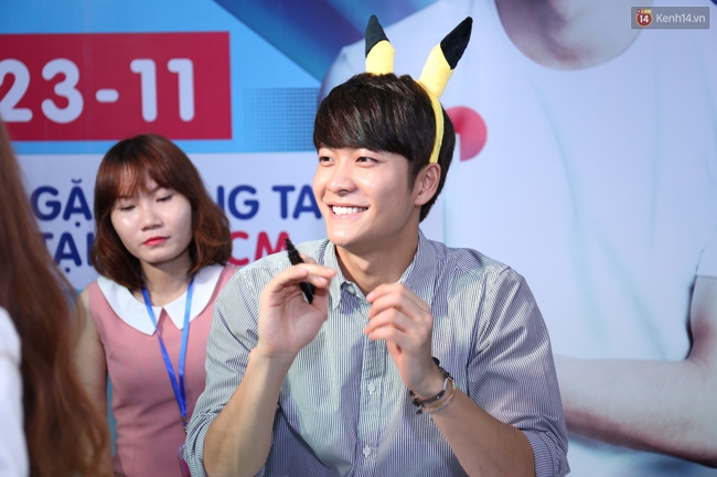 Mỹ nam Tuổi thanh xuân Kang Tae Oh giả Pikachu, thân thiện ôm khán giả nữ trong fan-meeting - Ảnh 5.